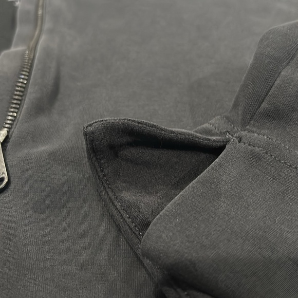 Athleta Women’s Seasoft Quarter Zip in size L
Black - Picture 11 of 12